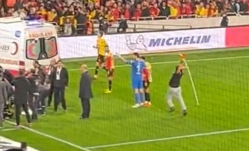 Amíg az ultrák rakétákkal lőtték az ellenfél szektorát, egy drukker a szögletzászlóval verte a kapust