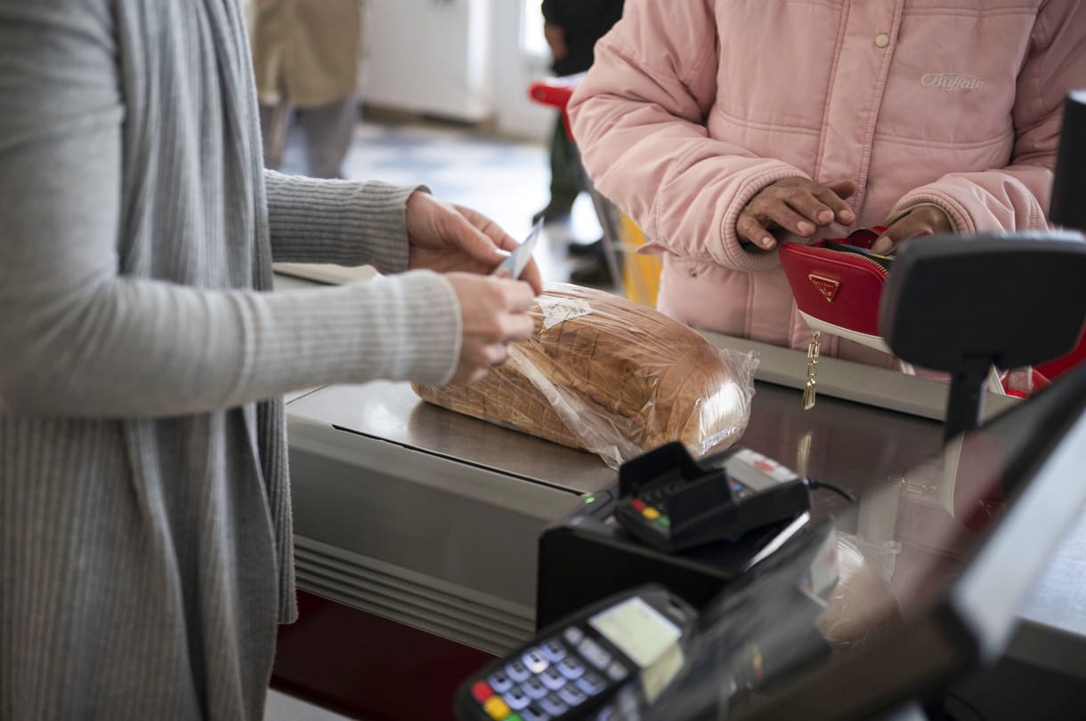 A száguldó kenyérár nyomában: itt a hvg.hu januári bevásárlókosara
