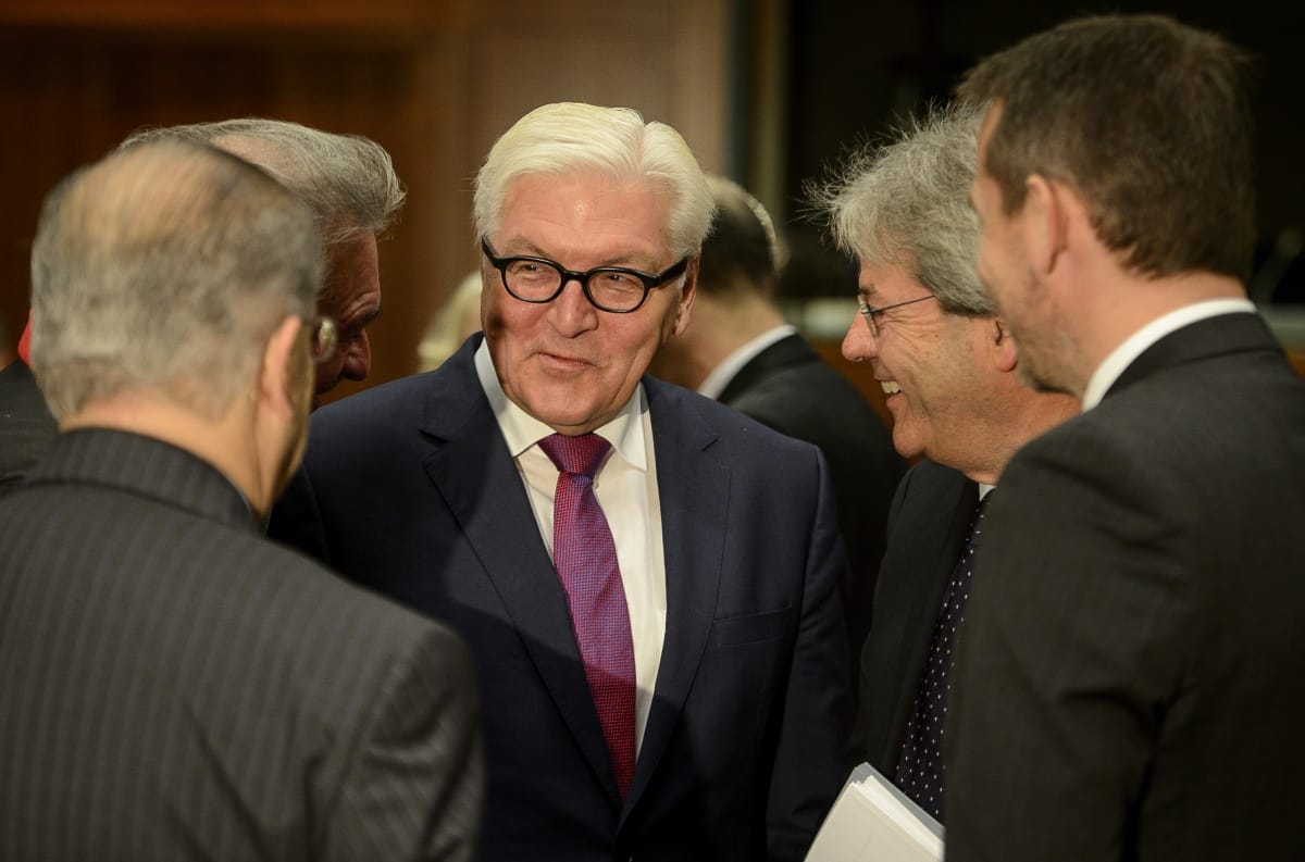 A német elnök kiállt a CEU mellett, az EP-képviselők felállva tapsolták meg