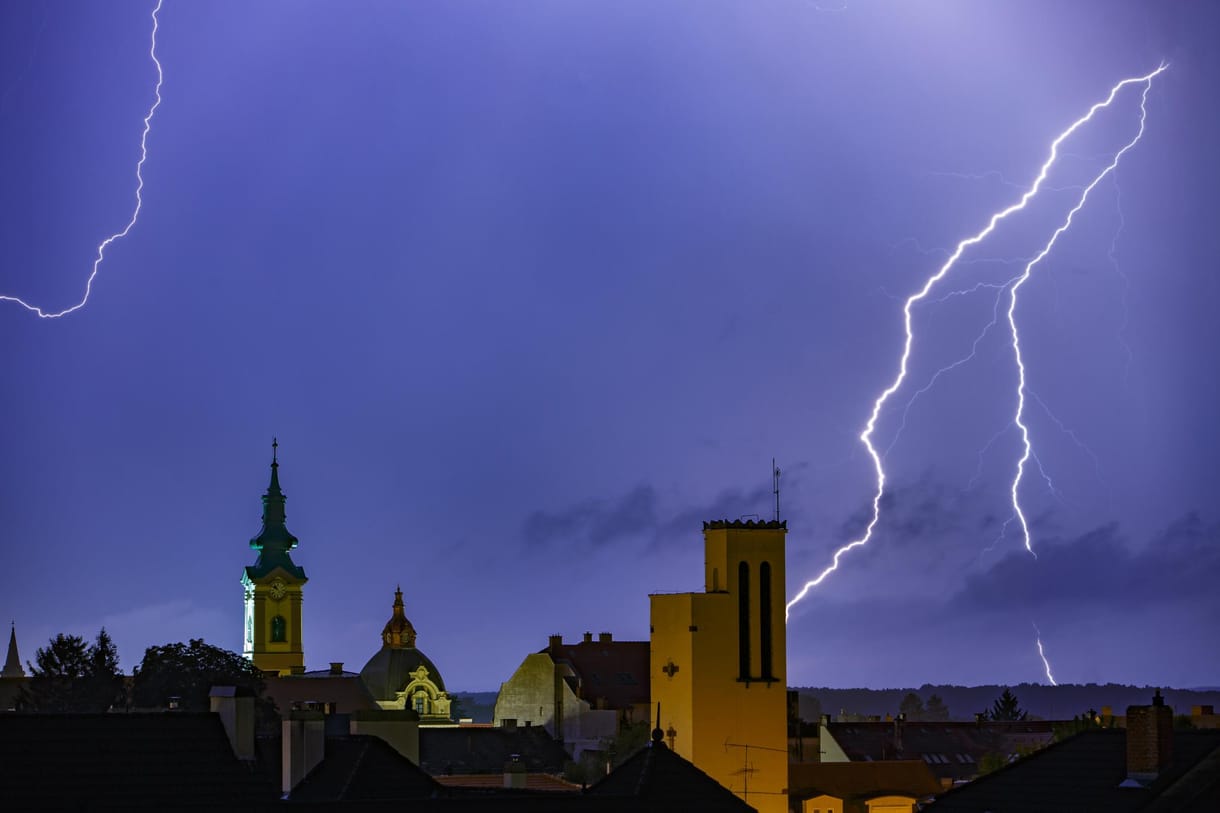 Égzendülés most: veszélyjelzést adott ki a meteorológiai szolgálat