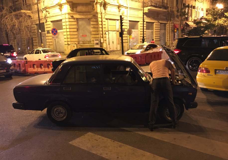 Zseniális jelenet, amint Damon Hill az út szélén Ladát szerelne Azerbajdzsánban 