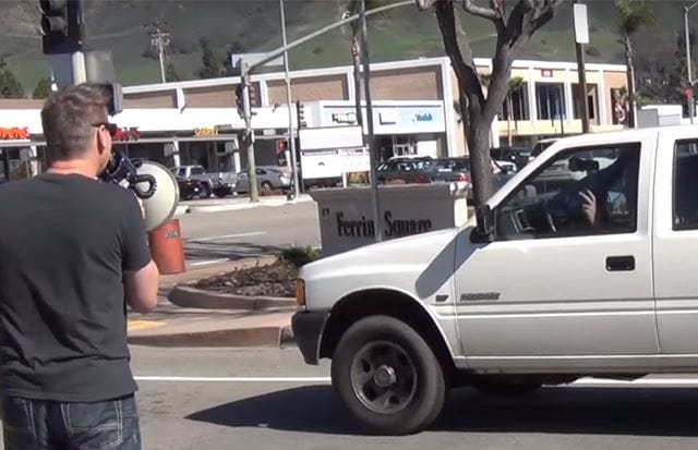 Itt egy biztos módszer arra, hogy a sofőr az utat nézze, ne a mobilt – videó