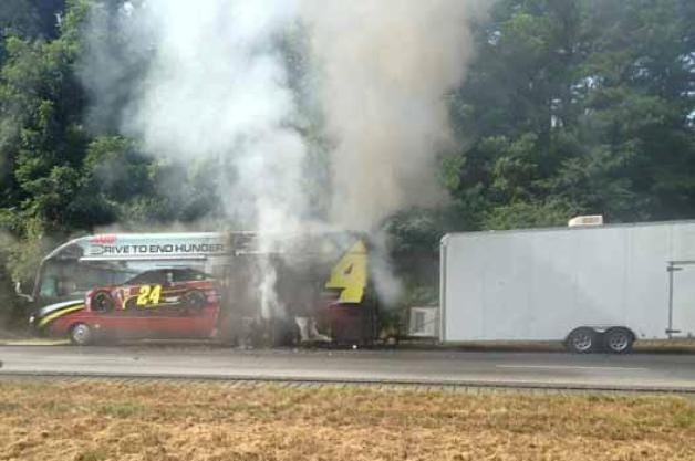Kigyulladt a NASCAR-nagymenő egyik autóbusza