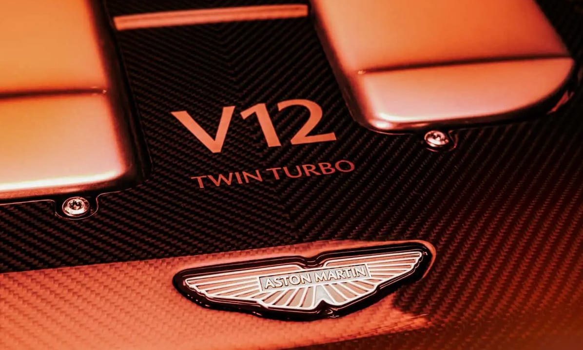 Zéró politikai korrektség: bőven 800 lóerő feletti új biturbó V12 az Aston Martintól