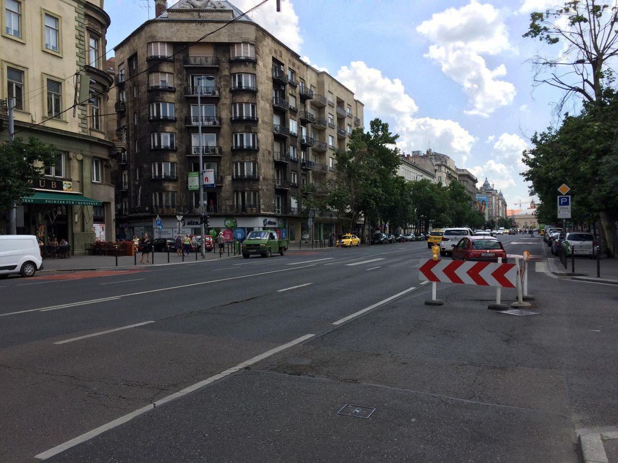Kilyukadt a Bajcsy-Zsilinszky út a metrópótlók alatt