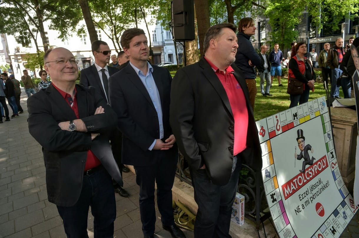 Matolcsy lemondásáért tüntettek a szocialisták