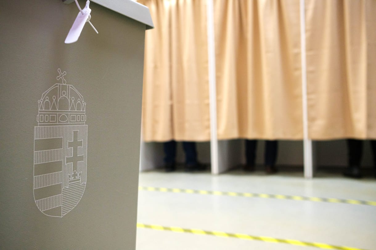 Hivatalosan is visszalépett a horogkeresztes tetoválásos táti képviselőjelölt