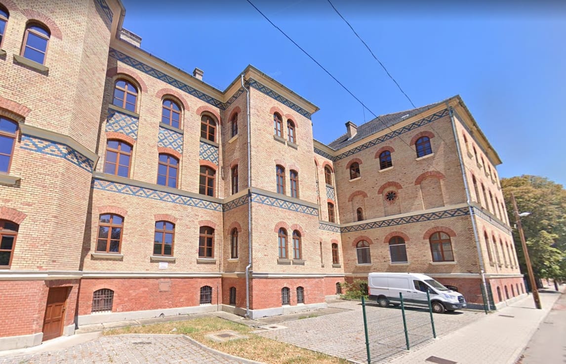 Élőlánccal tiltakoztak a Szerb Antal Gimnázium tanulói a tanáraikért