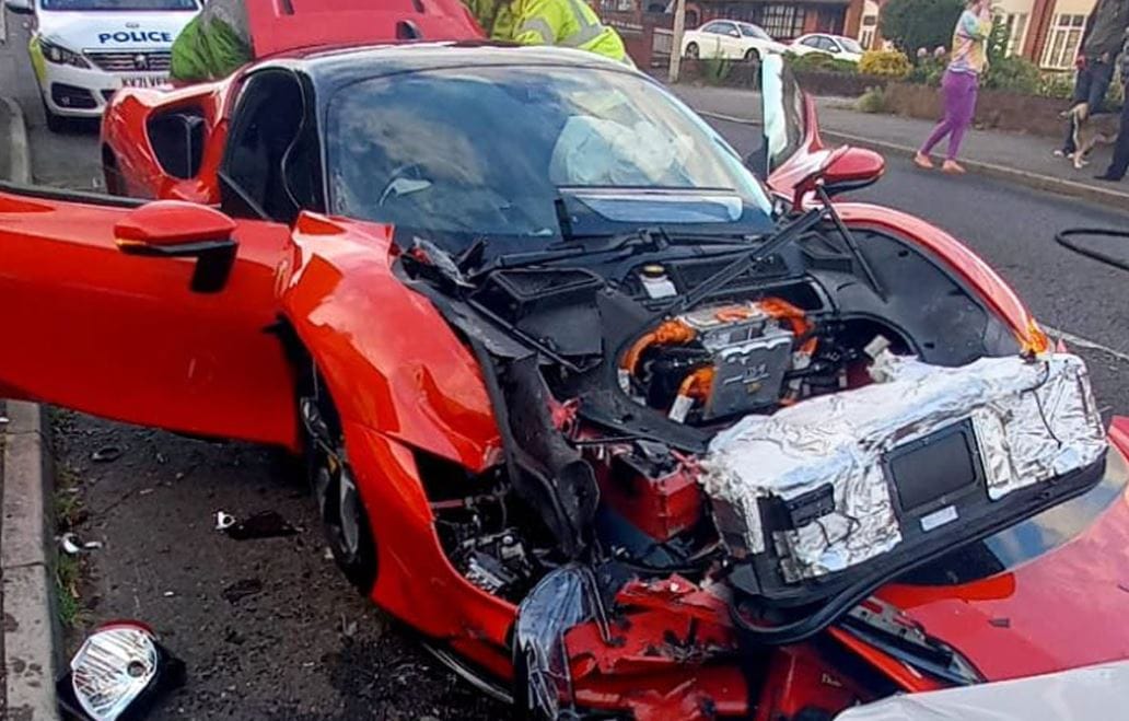 Ezer lóerős Ferrari végzett pusztítást egy angol kisváros parkoló autóiban – videó