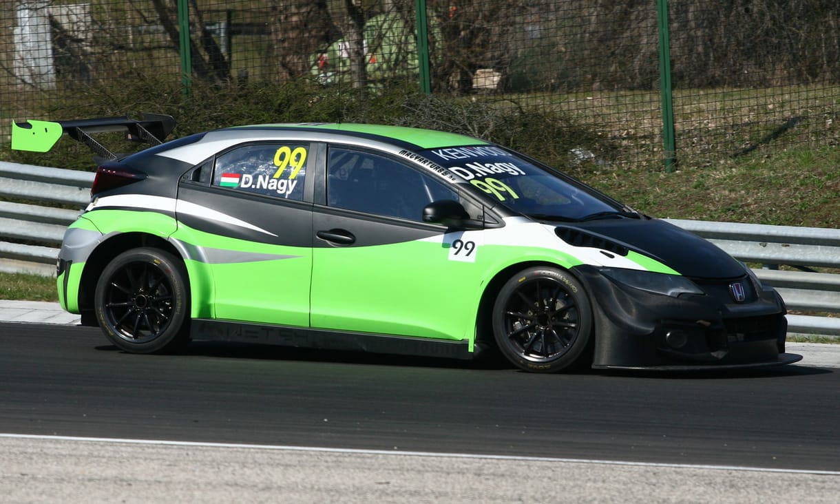 Pályán a magyar WTCC csapat - Zengőéknél jártunk