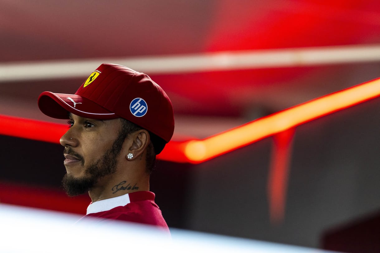 Hamilton állítja: nem utasítgatja a Ferrari vezetését, csak javaslatokat tesz