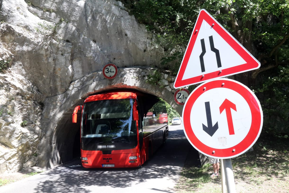 Videó: beszorult egy turistabusz a lillafüredi alagútba