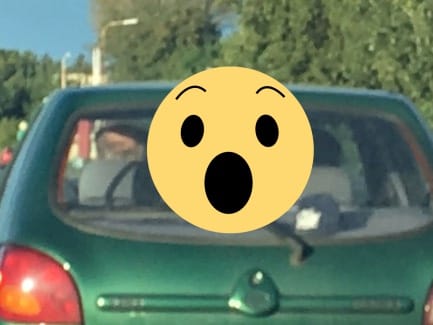 A nap képe: na, mi hiányzik az autóról, ami 70 km/h-val döcög a belső sávban?