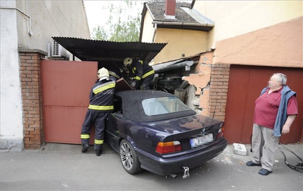Fotó: garázsba csapódott egy autó
