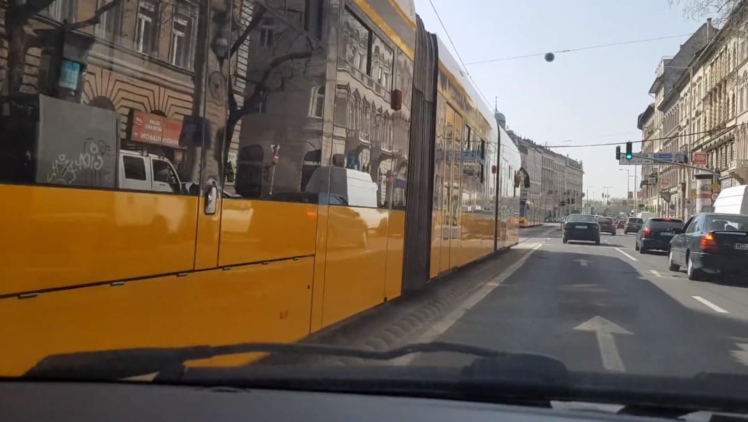 Félelmetesen dülöngél a 4-es, 6-os villamos a Mester utcánál – videó