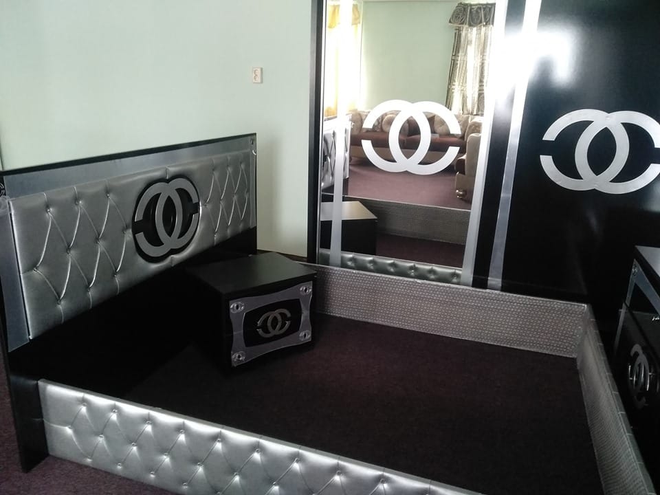 Hamis Gucci és Chanel bútorokkal volt tele egy raktár Hajdú-Biharban
