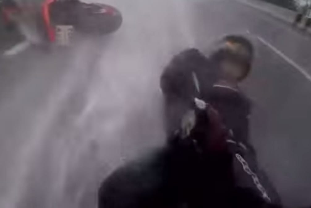 A nap hőse a thaiföldi motoros, aki esés közben is a barátnőjét védi - videó