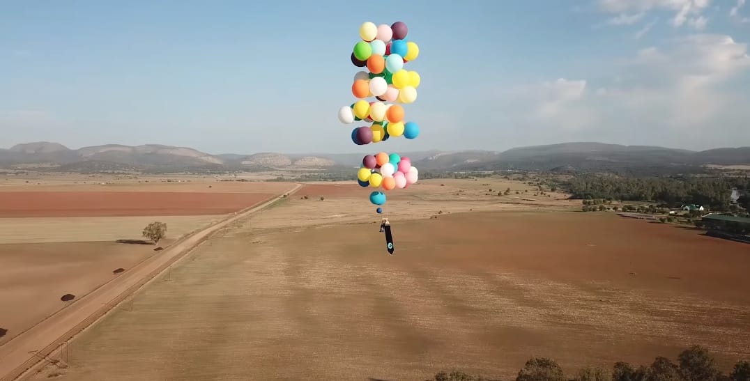 100 ballon, meg egy kempingszék – és máris új szinten a bátorság – videó