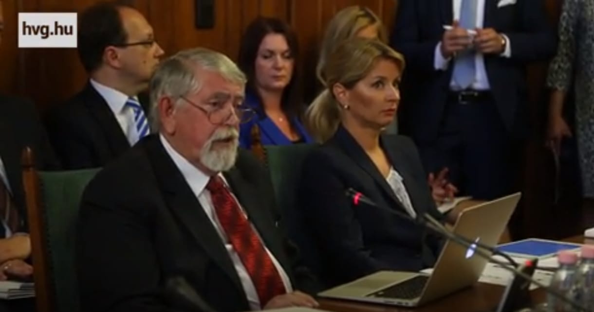 Kérdeztünk volna, de az új emberminiszter lekoptatta a hvg.hu tudósítóját - videó