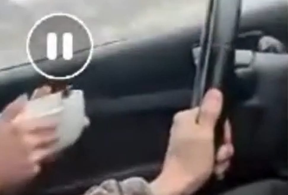 Gyorshajtás közben ebédelt egy gagybátori sofőr, és ki is posztolta