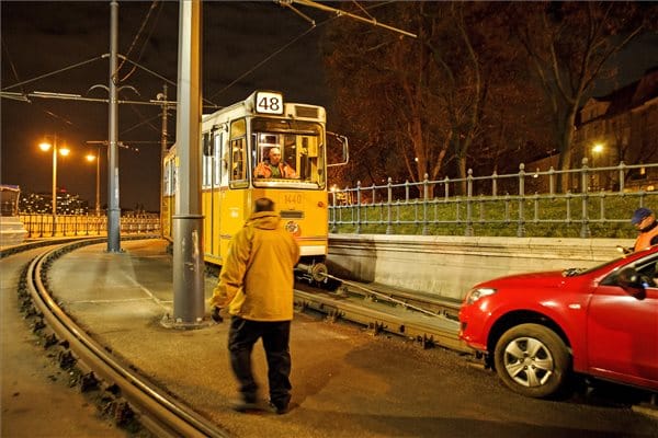 Villamossal vontatták ki a Clark Ádám téri alagútban rekedt autót