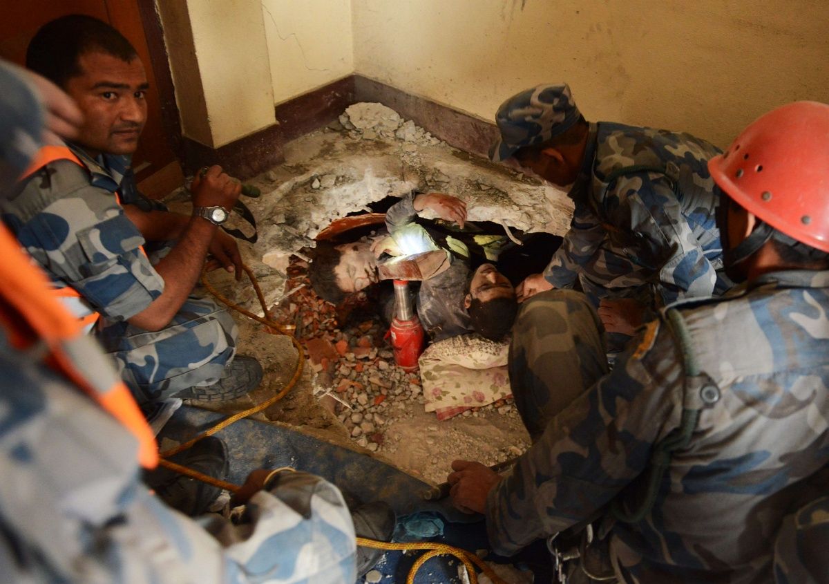 Csoda Nepálban: 5 nap után élve húztak ki a romok alól egy kamaszt
