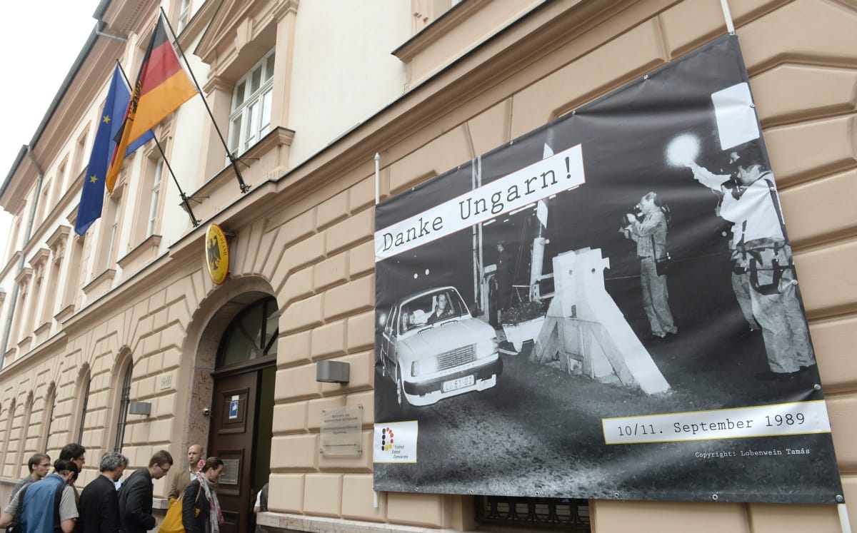 Fotó: Óriásplakátokkal köszönik meg a németek a határnyitást