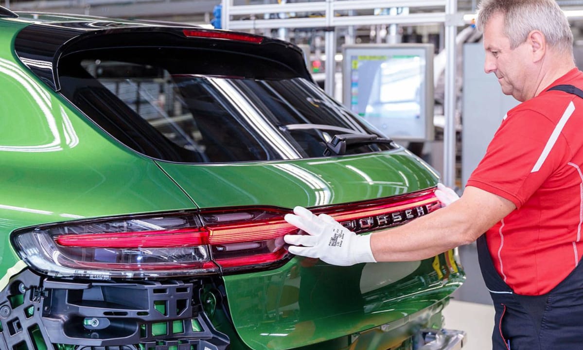 Beindult a gyártás: mambazöld lett az első új Porsche Macan