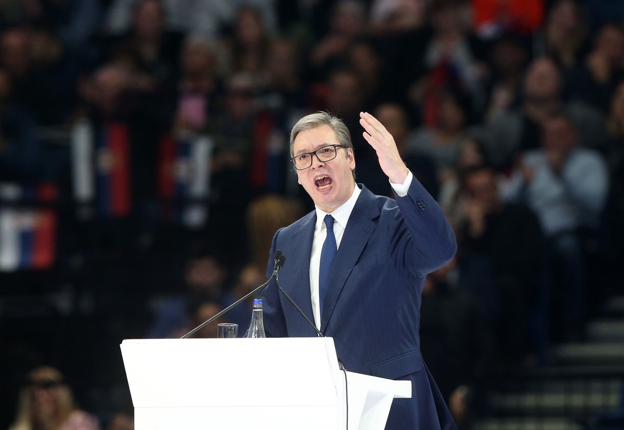 Vucic jól leteremtette a Nyugatot, majd fogadta Orbánt