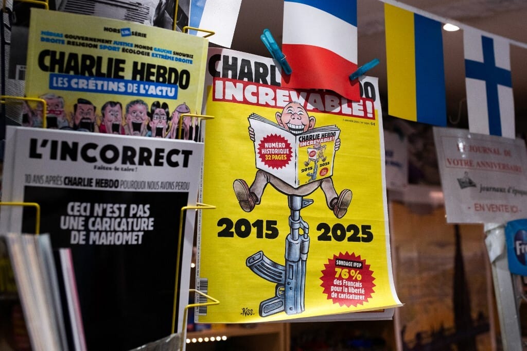 „Elpusztíthatatlan” – bátran gusztustalan címlappal emlékezik a Charlie Hebdo a tíz évvel ezelőtti tragédiára