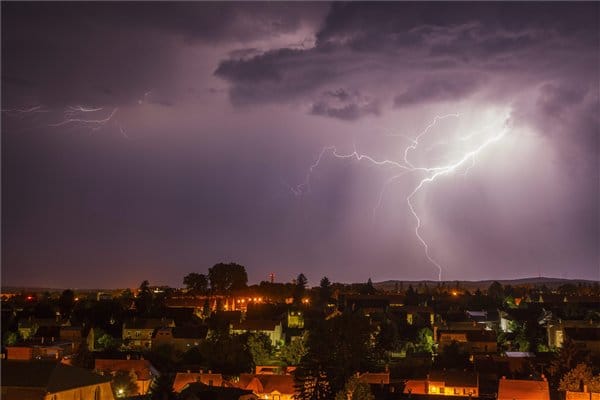 Gyönyörű villámokat kaptak lencsevégre tegnap este - fotók
