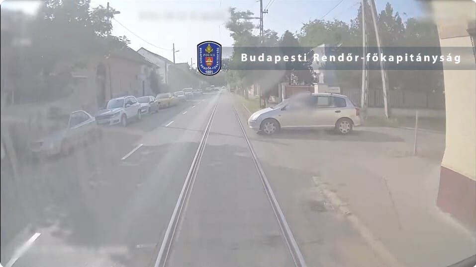 Villamosnak hajtott, aztán elfutott a helyszínről egy autós Budapesten – videó