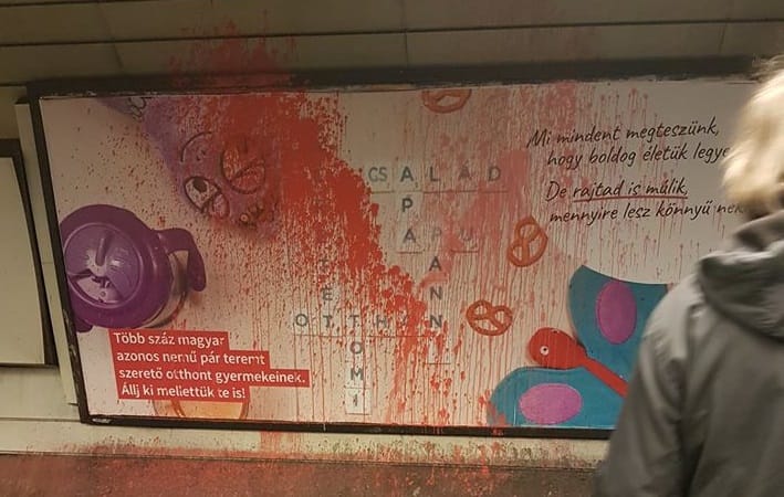 Festékkel öntötték le a Háttér Társaság melegbarát plakátját
