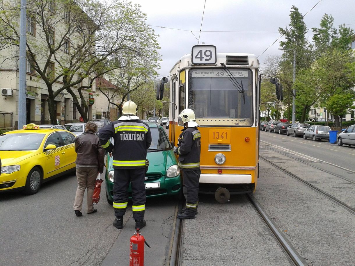 Karambolozott a villamos Budán – fotó