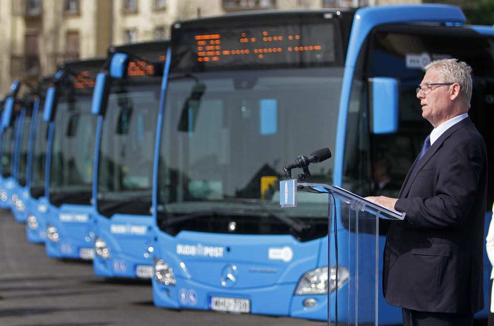 Sorra törnek az új Mercedes buszok