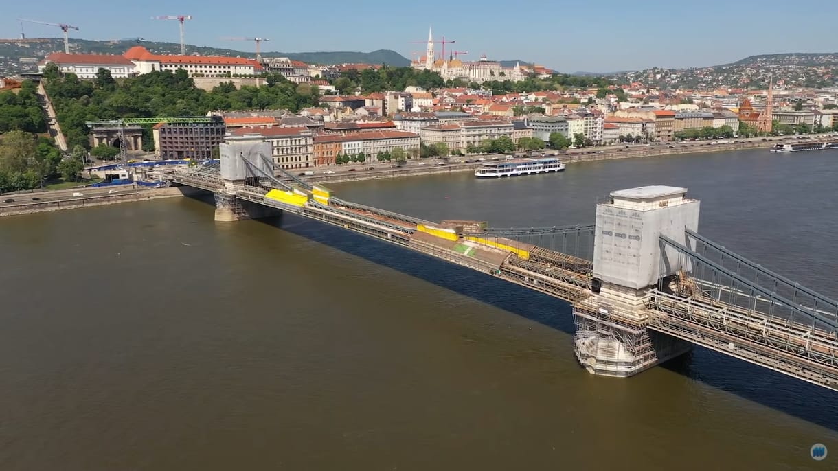 Videó: A Duna vízszintje alatt 14 méterrel is festik a Lánchidat