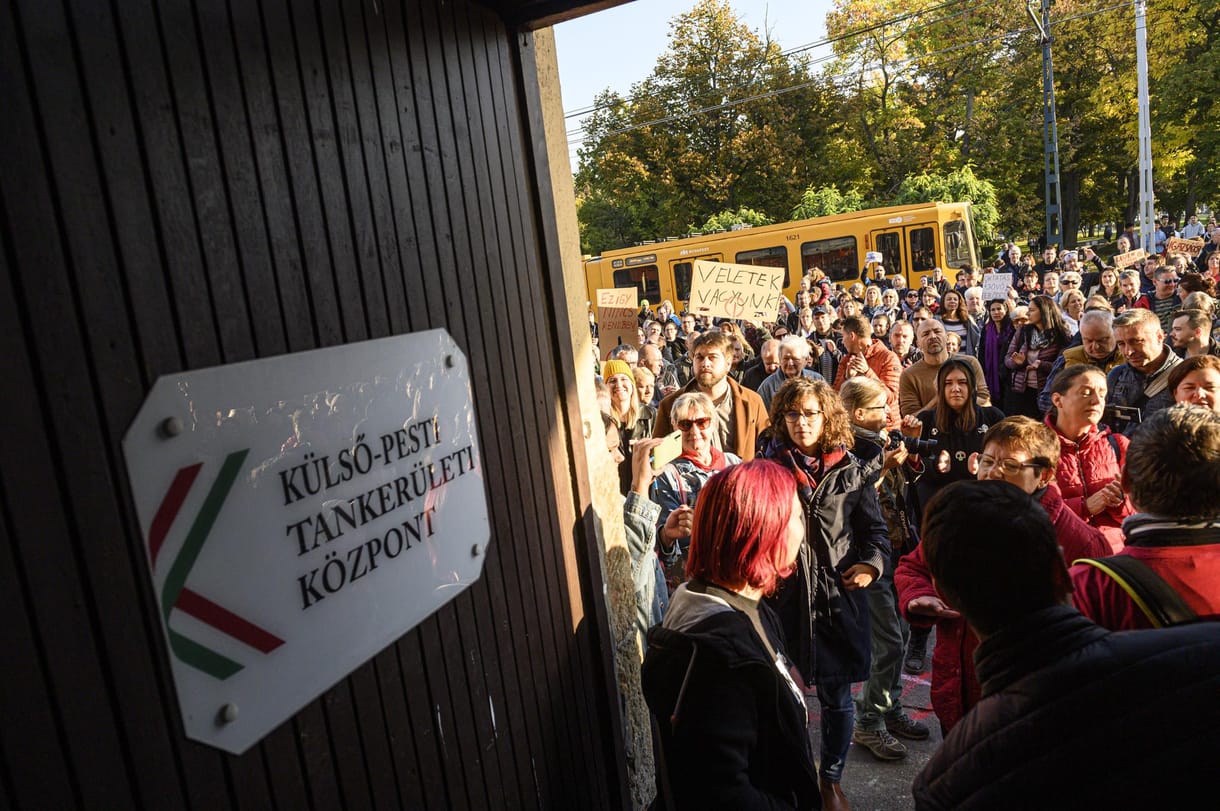 A perek végén legfeljebb pénzt kaphatnak a kirúgott tanárok, visszahelyezésről nem lehet szó
