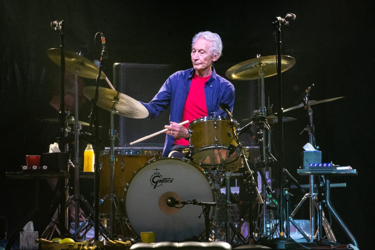 Kiszállt a Rolling Stones turnéjából a zenekar 80 éves dobosa