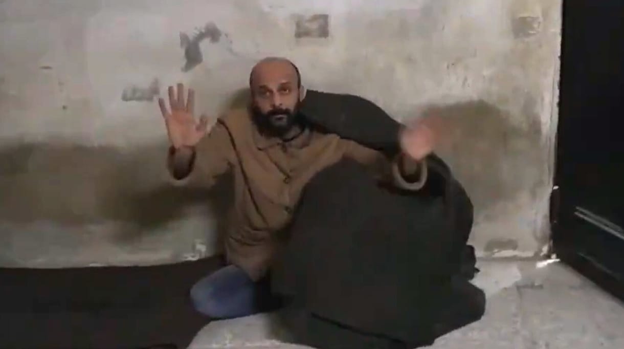 Kamerák előtt tudta meg egy szíriai rab, hogy Aszad megbukott, ő pedig szabad