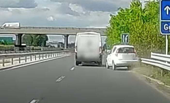 A szalagkorlátig menekült a Suzuki az M5-ösnél a figyelmetlen dobozos autó elől – videó