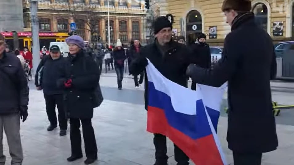 Mi hazánkos politikus fogta az orosz zászlót a Munkáspárt tüntetésén