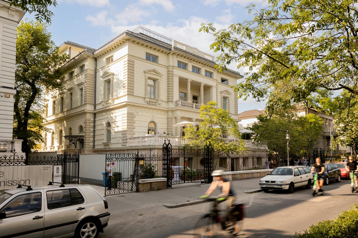 Kevés fantázia, elrontott terek - ilyen lett a Mészároshoz több szálon köthető kiállítás a régi Kogartban