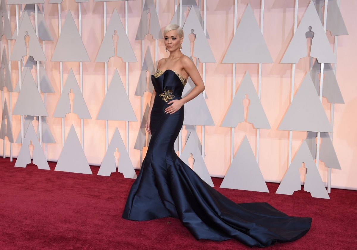 Rita Ora is díjat ad át a budapesti MTV EMA-n