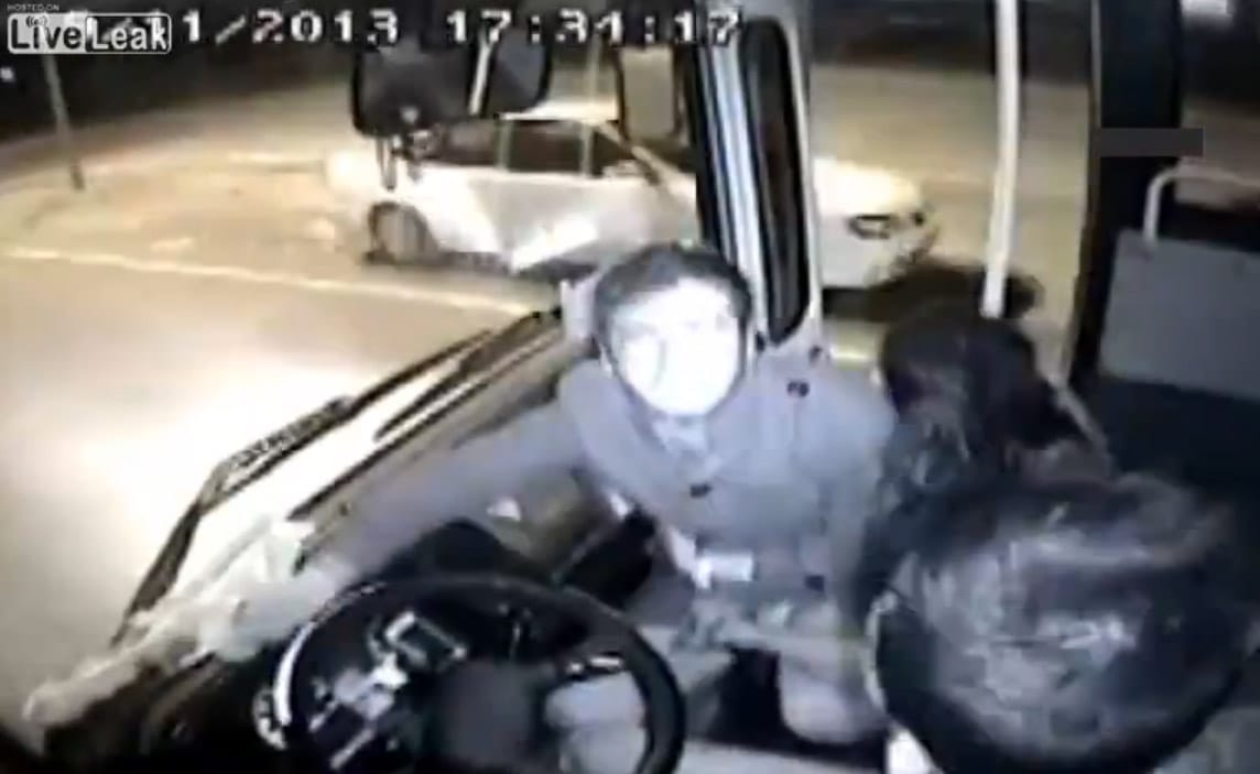 Így áll bosszút az utasokon egy felhergelt buszsofőr - videó