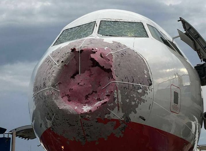 Videó: Vakon tette le az Airbust a pilóta, miután a jégvihar pozdorjává törte a gép elejét