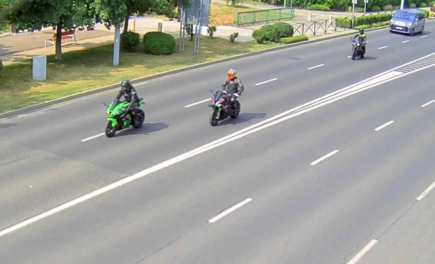 Dührohamot kapott egy motoros, mert nem tudott előzni, megütötte az autóst