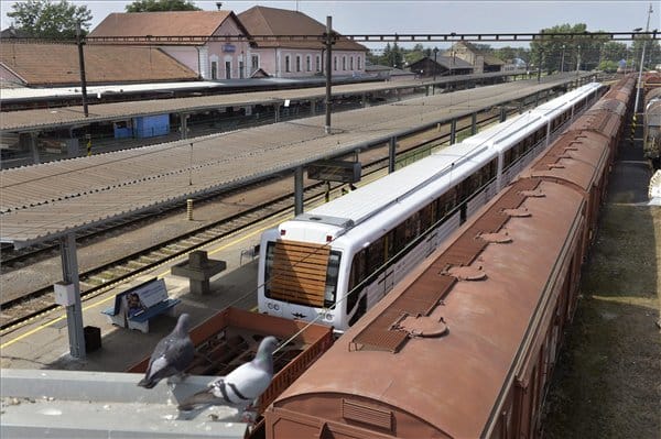 Már Párkányban jár a 3-as metró – fotók