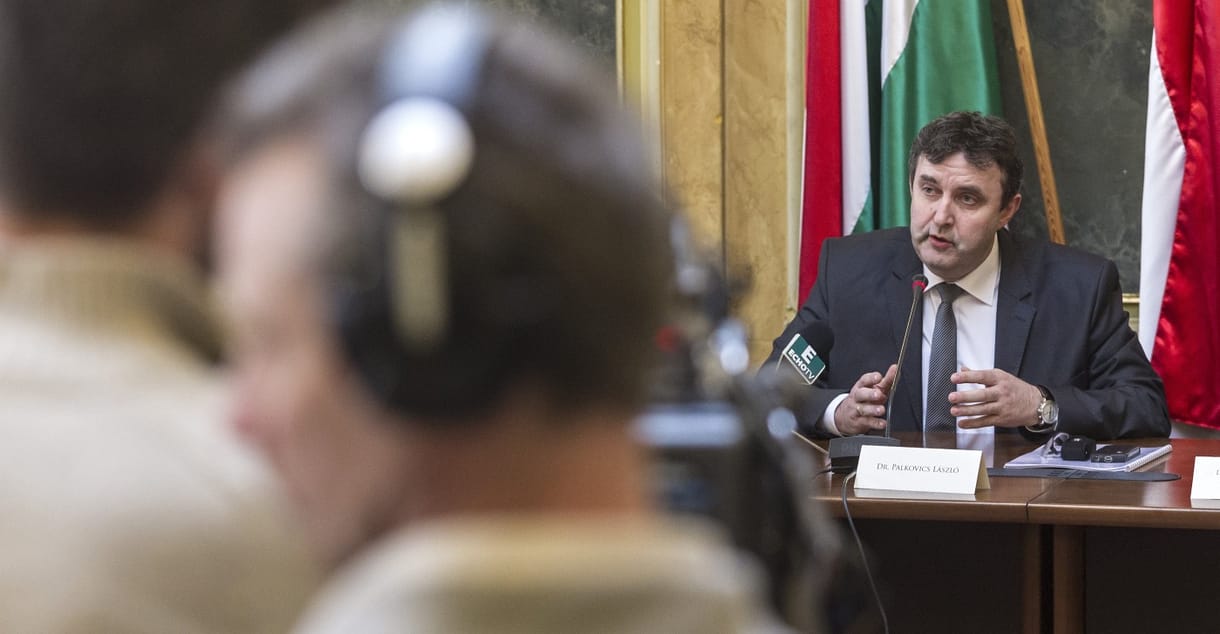 Átszervezi a kormány a köznevelési kerekasztalát