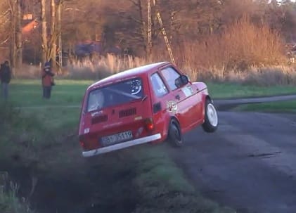 Egy Kispolszki raliautón aztán nem fog ki az árok – videó