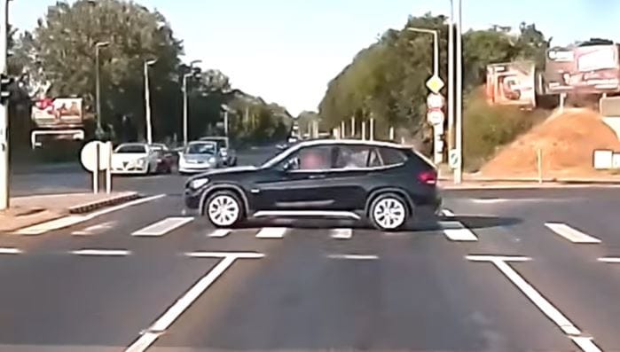 Gyalogosként használta a zebrát egy BMW-s – videó